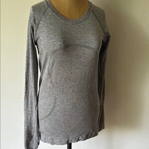 Lululemon sz 6 swiftly Gray Long Sleeve Women's Top, great pre owned condition